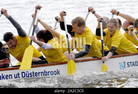 02. Oktober 2019, Schleswig-Holstein, Kiel: Daniel Günther (CDU, 2. von rechts), Ministerpräsident von Schleswig-Holstein, Paddel das drachenboot der Staatskanzlei während des Rennens für den Tag der Deutschen Einheit auf dem Bürgerfest. Die Feierlichkeiten rund um den 3. Oktober wird gehostet von Schleswig-Holstein in diesem Jahr. Foto: Carsten Rehder/dpa Stockfoto