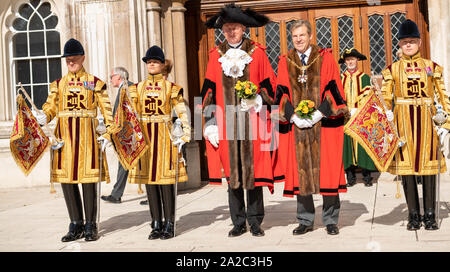 London, GB, 2. Oktober 2019 Wahl der neuen Bürgermeister der Stadt London, William Russell. (rechts in Rot), die mit der aktuellen Oberbürgermeister, Stadtrat Peter Estlin, (rot Links) Credit Ian DavidsonAlamy leben Nachrichten Stockfoto