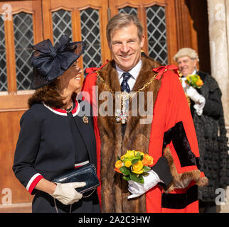 London, GB, 2. Oktober 2019 Wahl der neuen Bürgermeister der Stadt London, William Russell. (Rechts in Rot) mit seiner Frau Rachel Credit Ian DavidsonAlamy leben Nachrichten Stockfoto