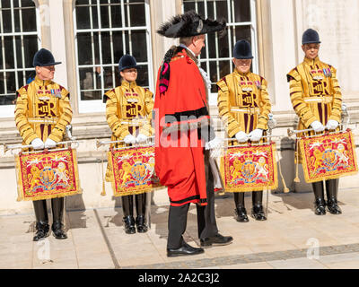 London, GB, 2. Oktober 2019 Wahl der neuen Bürgermeister der Stadt London, William Russell. Die aktuelle Oberbürgermeister, Stadtrat Peter Estlin Wanderungen vorbei an den Staat Trompeter Credit Ian DavidsonAlamy leben Nachrichten Stockfoto