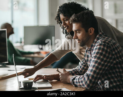Zwei Designern zusammen, die Computer in einem Büro Stockfoto