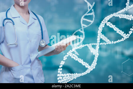Kluge Frau Doktor stehen und halten Patient Chart mit blau Stethoskop Halskette, Frau Doktor mit der Uniform im Zimmer mit DNA Hintergrund Stockfoto