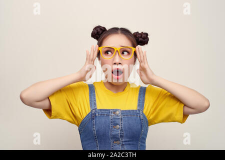 Nahaufnahme Foto schön überraschen Sie Ihre Dame zwei Brötchen passen Sie Ihre Brille und Emotion überrascht Stockfoto