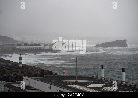 Ponta Delgada, Portugal. 02 Okt, 2019. Ponta Delgada, Portugal 02.10.2019: Hurricane Lorenzo - Portugal 2019 - 02.10.19 Herrican Lorenzo an der Küste von Ponta Delgada, Portugal. | Verwendung der weltweiten Kredit: dpa/Alamy leben Nachrichten Stockfoto