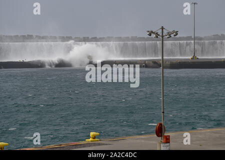 Ponta Delgada, Portugal. 02 Okt, 2019. Ponta Delgada, Portugal 02.10.2019: Hurrikan Lorenzo - Portugal 2019 - 02.10.19 Von der Herrican Leonardo, die Atlantischen verschüttet die Wellen über einen 10 Meter hohen hafenmauer in das Hafenbecken von Ponta Delgada, Portugal. | Verwendung der weltweiten Kredit: dpa/Alamy leben Nachrichten Stockfoto