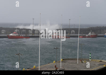 Ponta Delgada, Portugal. 02 Okt, 2019. Ponta Delgada, Portugal 02.10.2019: Hurrikan Lorenzo - Portugal 2019 - 02.10.19 Von der Herrican Leonardo, die Atlantischen verschüttet die Wellen über einen 10 Meter hohen hafenmauer in das Hafenbecken von Ponta Delgada, Portugal. | Verwendung der weltweiten Kredit: dpa/Alamy leben Nachrichten Stockfoto