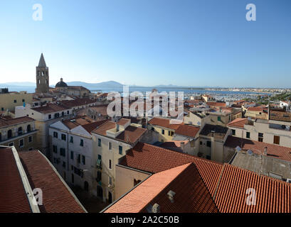 Luftbild der Altstadt von Alghero, Sardinien Insel, mit dem Glockenturm der Kathedrale in Evidenz und das Mittelmeer und die Berge in der b Stockfoto