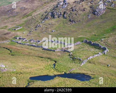 Trockenmauern Gehäuse in der Nähe der Stelle von Culswick auf dem Festland Shetland. Diese können für Schafe oder anderen landwirtschaftlichen Nutztieren verwendet wurden. Stockfoto