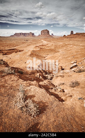 Retro stilisierte Bild von Monument Valley aride Landschaft, USA. Stockfoto