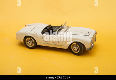 Weiß retro Auto Spielzeug Modell auf gelbem Hintergrund, Transport Konzept Stockfoto
