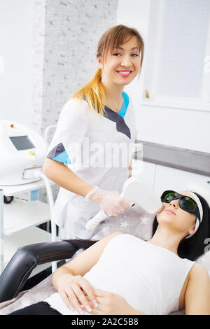 Der Arzt - Kosmetikerin macht das Verfahren Microcurrent Therapie der Gesichtshaut, einer schönen, jungen Frau in einem Kosmetik und Beauty Salon. Stockfoto