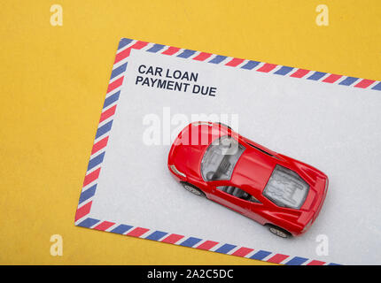 Text des Autokredits Bezahlung mit post-Karte auf gelbem Hintergrund Stockfoto
