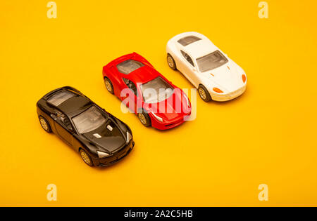 Sammlung von bunten Moderne Autos auf gelbem Hintergrund Stockfoto