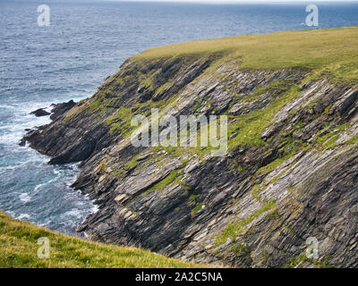 Erodierten Schichten in den Klippen an der Westküste von St Ninian's Insel an der Westküste des südlichen Festland Shetland. Stockfoto