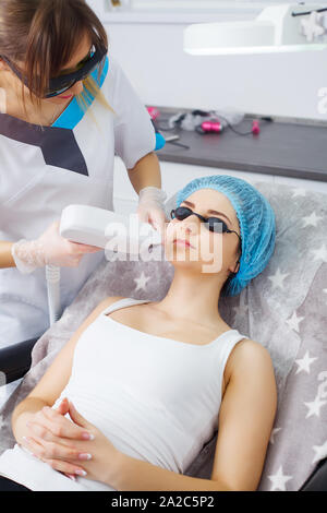 Der Arzt - Kosmetikerin macht das Verfahren Microcurrent Therapie der Gesichtshaut, einer schönen, jungen Frau in einem Kosmetik und Beauty Salon. Stockfoto