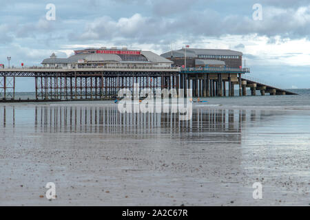 Reflexionen im nassen Sand von CRomer Pier bei Ebbe am 28. September 2019 berücksichtigt. Stockfoto