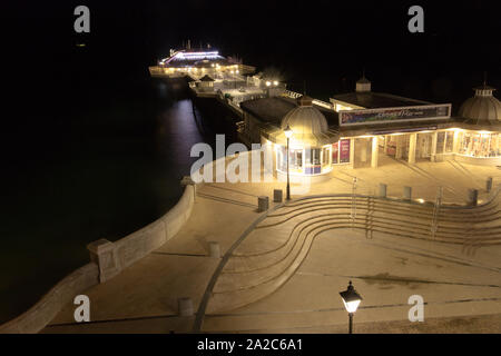 Cromer Pier in der Nacht auf den 28. September 2019 berücksichtigt. Stockfoto