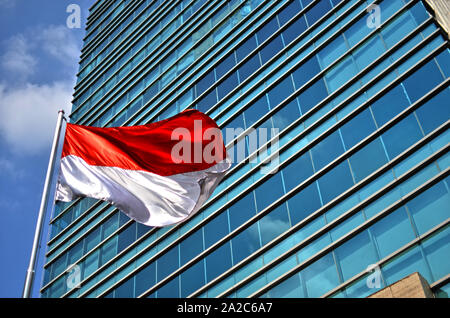 Indonesischen Flagge in der Vorderseite des Gebäudes, Jakarta Indonesien Stockfoto