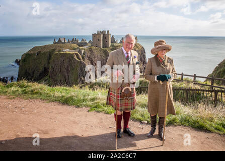 Der Prinz von Wales und die Herzogin von Cornwall, bekannt als der Herzog und die Herzogin von Rothesay, während in Schottland, besuchen Dunnottar Castle, das auf einer Klippe Festung, die einst die Heimat war der Grafen Marischal, in der Nähe von Stonehaven. Stockfoto