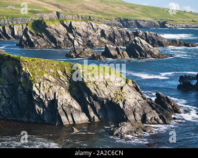 Die Felsen von Kokr Holm, der südlich von St Ninian's Insel vor der Westküste von South Festland auf den Shetlandinseln, Schottland, Großbritannien. Diese Felsen sind Der Colla Stockfoto