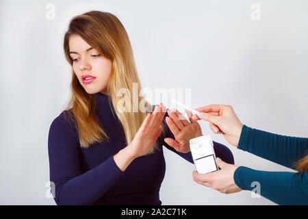 Nahaufnahme von Frau Aufgeben, Zigaretten zu rauchen. Gesundheit Konzept Stockfoto