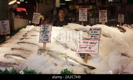 Nahaufnahme von Fisch auf Eis mit handschriftlichen Schildern auf dem Pike Place Market in Seattle, Washington, 21. April 2015. () Stockfoto