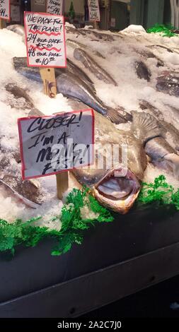 Nahaufnahme eines Seeteufers auf Eis mit einschüchternden Zähnen, mit einem humorvollen Zeichen, das Näher liest, bin ich ein Monkfish auf dem Pike Place Market in Seattle, Washington, 21. April 2015. () Stockfoto