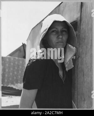 Porträtfoto einer jungen wandernden Mutter aus Texas vor ihrem Autokamp in Edison, Kern County, Kalifornien, 11. April 1940. Image Courtesy National Archives. () Stockfoto