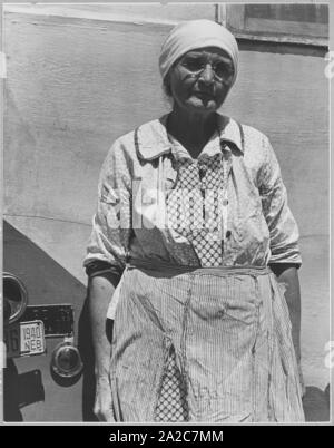 Porträtfoto einer älteren wandernden Frau aus Greeley, Nebraska vor ihrem Autokamp in Edison, Kern County, Kalifornien, 11. April 1940. Image Courtesy National Archives. () Stockfoto