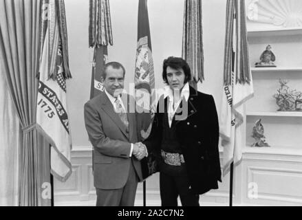 Präsident Richard M. Nixon und Elvis Presley schüttelten im Weißen Haus, Washington, District of Columbia, 1970 die Hände. Image Courtesy National Archives. () Stockfoto