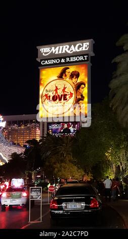 Limos kommen nachts vor dem beleuchteten Schild für das Mirage Casino in Las Vegas, Nevada, 13. März 2016 an. () Stockfoto