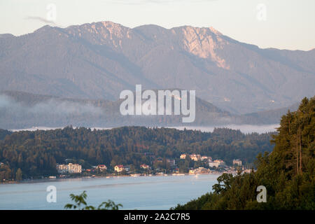 Velden am Wörther See, Wörthersee (See Wert) und Karawanken Alpen von Vasiliki gesehen am Worther Siehe, Kärnten, Österreich. 17.August 2019 © Wojcie Stockfoto