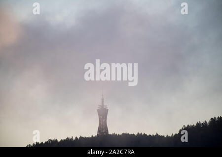 100 m Hoch die höchsten hölzernen Aussichtsturm auf der Welt auf 851 m Pyramidenkogel in Karawanken Alpen von in Dettelbach gesehen am Worther sehen, Carin Stockfoto