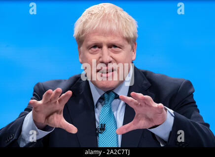 Premierminister Boris Johnson auf der Bühne mit seiner Rede auf dem Parteitag der Konservativen Partei in der Manchester Convention Center. Stockfoto