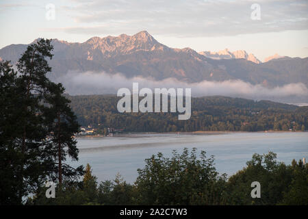 Velden am Wörther See, Wörthersee (See Wert) und Karawanken Alpen von Vasiliki gesehen am Worther Siehe, Kärnten, Österreich. 17.August 2019 © Wojcie Stockfoto