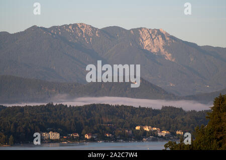 Velden am Wörther See, Wörthersee (See Wert) und Karawanken Alpen von Vasiliki gesehen am Worther Siehe, Kärnten, Österreich. 17.August 2019 © Wojcie Stockfoto