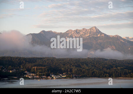 Velden am Wörther See, Wörthersee (See Wert) und Karawanken Alpen von Vasiliki gesehen am Worther Siehe, Kärnten, Österreich. 17.August 2019 © Wojcie Stockfoto