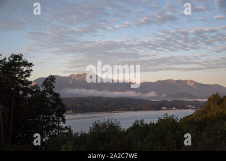 Velden am Wörther See, Wörthersee (See Wert) und Karawanken Alpen von Vasiliki gesehen am Worther Siehe, Kärnten, Österreich. 17.August 2019 © Wojcie Stockfoto