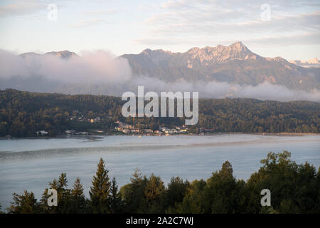 Velden am Wörther See, Wörthersee (See Wert) und Karawanken Alpen von Vasiliki gesehen am Worther Siehe, Kärnten, Österreich. 17.August 2019 © Wojcie Stockfoto