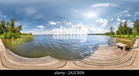 360 Grad Panorama Ansicht von Nahtlose sphärischen hdri Panorama 360 Grad Betrachtungswinkel auf Gras Küste von riesigen Fluss oder See im sonnigen Sommertag und windigen Wetter in equirectangular