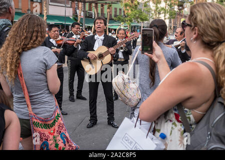 Juli, 23, 2019: eine Mariachi Band spielt vor einige Touristen in Piazza Garibaldi, Ciudad de Mexico, Mexiko Stockfoto