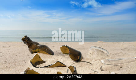 Umweltverschmutzung durch zerbrochenes Glas Flaschen liegen am Strand im Sand Stockfoto