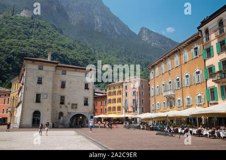 RIVA DEL GARDA, ITALIEN - Juni 6, 2019: Die Piazza Catena Platz am Ufer des Lago di Garda See. Stockfoto