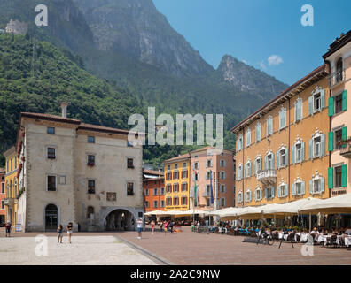 RIVA DEL GARDA, ITALIEN - Juni 6, 2019: Die Piazza Catena Platz am Ufer des Lago di Garda See. Stockfoto