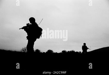 Soldaten der Royal Scots (die Königliche Regiment) Armee Regiment, auf Patrouille in Forkhill, South Armagh, Nordirland, im Dezember 1992. Stockfoto
