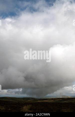 Eine große Wolke über dem Long Mynd, Shropshire, England Stockfoto
