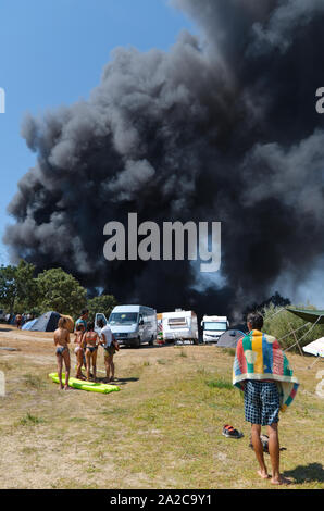 Brand an Festival Andanças Tag 3 August 2016. Ein Brand, der große Ausmaße in den Parkplatz ausbrach und ein Notfallplan wurde sofort von der Feuerwehr, Polizei und Veranstalter aktiviert Stockfoto