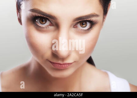 Closeup ist ein natürliches Portrait von schönen Frauen mit großen dunklen Augen. Professionelle Make-up. Ein bedrohlich aussehen. Fantasy Foto. Stockfoto