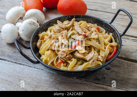 Chinesische Nudeln mit Huhn und Gemüse im Topf Stockfoto