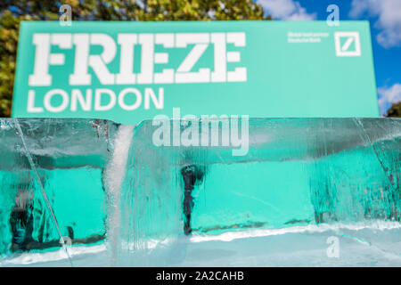 London, Großbritannien. 2. Okt 2019. Gorilla Kunst, Massimo Agostinelli verlässt seine Arbeit 'Frieze' außerhalb der Messe als eine Aussage über den Klimawandel - Frieze London, eine jährliche Kunstmesse im Regents Park. Es vereint mehr als 160 der weltweit führenden zeitgenössischen Galerien, mit speziellen kuratiert Abschnitte: Fokus, präsentiert neue Talente; Leben, eine Plattform für Performance Kunst; und Neu für 2019, gewebt, die Textilien erforscht, Weben und das Erbe des Kolonialismus. Es bleibt geöffnet bis 6. Oktober 2019. Credit: Guy Bell/Alamy leben Nachrichten Stockfoto